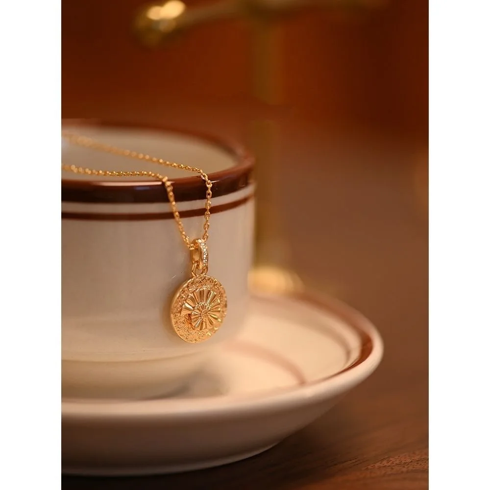 

"Old Dreams in the Deep Sea" Original French Retro Round Female Gold Coin Necklace Temperament Pendant Fashion Trend New Product
