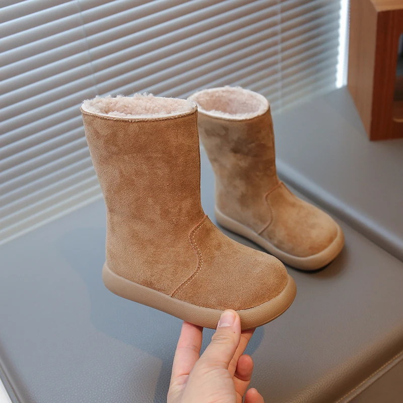 Anak perempuan mengenakan dua pasang sepatu Birkin berbulu, sepatu musim dingin anak perempuan dengan sol tengah tebal, sepatu katun hangat, sepatu salju anak-anak.