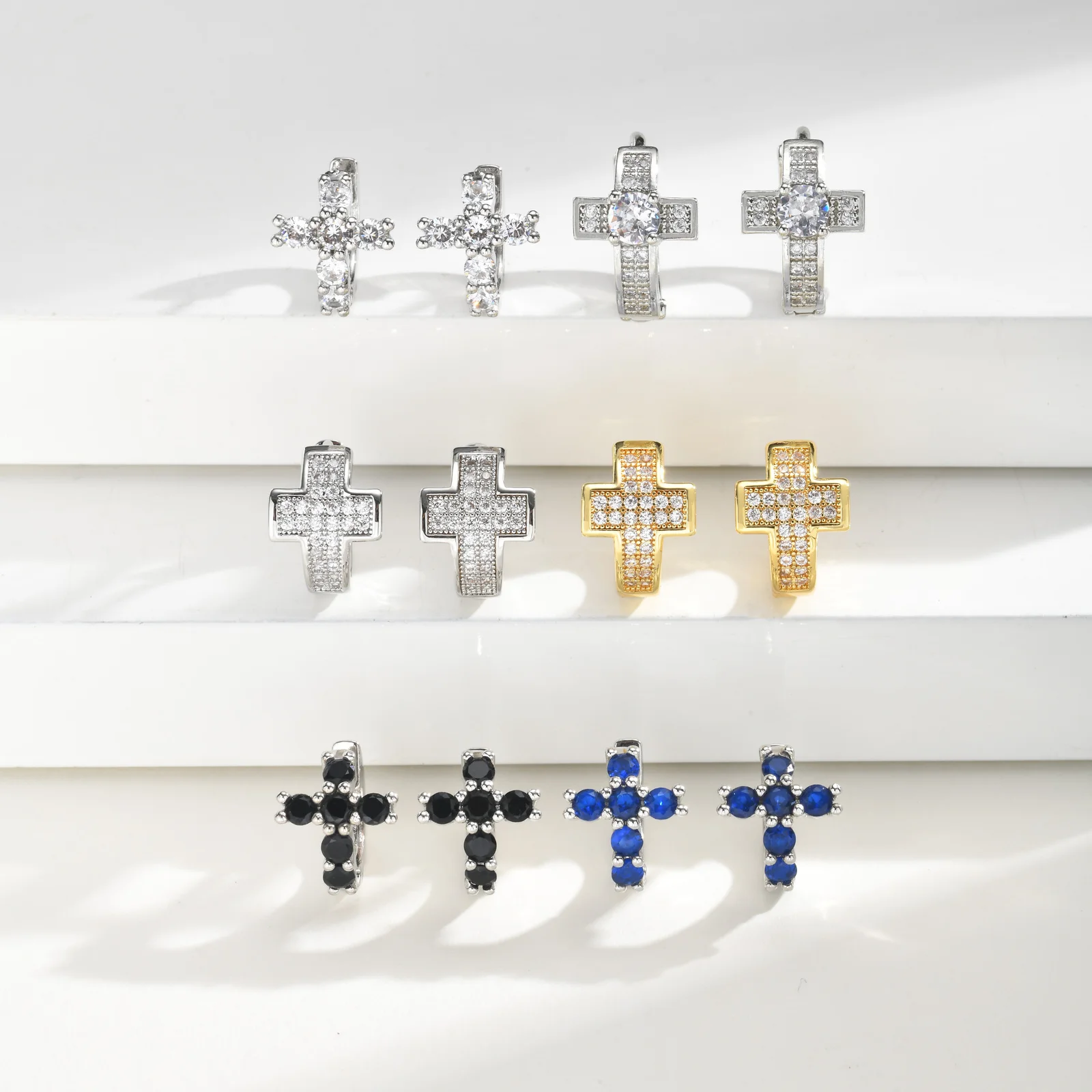 Vnox Herren Kreuz Huggie Hoop Ohrringe, Kupfer mit Zirkon-Einlage, mehrfarbiges Kreuz-Piercing-Schmuckstück, Geschenk für Männer, für den täglichen Gebrauch und Partys. – Detail 2