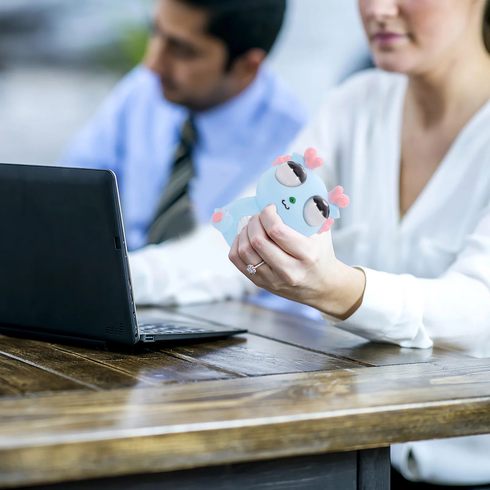 飛び出す目を持つ恐竜型スクイーズストレス解消グッズ、面白い減圧オフィス/自宅用携帯型面白いストレス解消ギフト