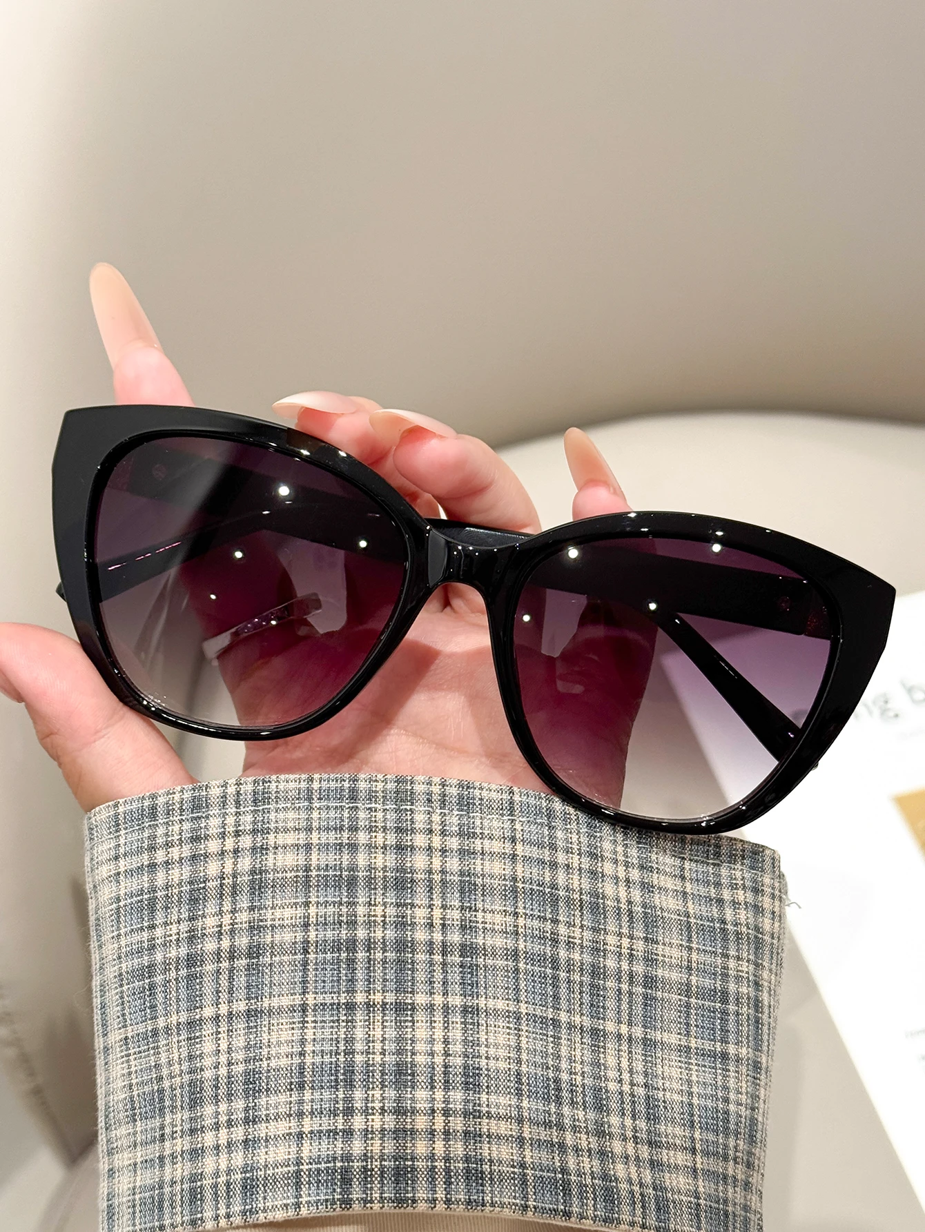 1 Stück Retro-Sonnenbrille mit schwarzem Rahmen und Farbverlauf in Lila, UV-Schutz, Gesichtsstraffung, vielseitig einsetzbar für Pendeln und Urlaub