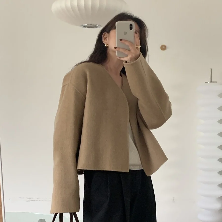 

Minimalist French Retro Temperament V-neck Versatile Loose and Buttonless Woolen Short Jacket for Women