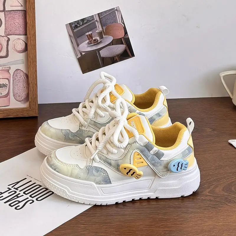 حذاء امرأة عادية إسفين سلة 2025 قباقيب منصة Modis جديد الرياضة الزواحف مريحة لطيف الترفيه أحذية نسائية منصة وزارة الدفاع