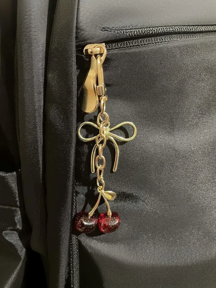 Kirsch-Schleifen-Schlüsselanhänger, goldfarben, mit rotem Kirsch-Anhänger, Taschenanhänger, Schlüsselring für Damen und Mädchen, süßer Handtaschen-Anhänger, Schmuck-Accessoire, Geschenk – Detail 2