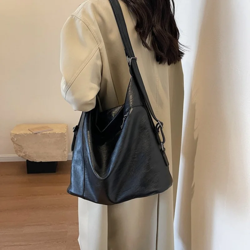 

Trendy Fashionable Shopper Bag With Elegant Leather And Mini Clutch Style For Casual Everyday Use In Paris