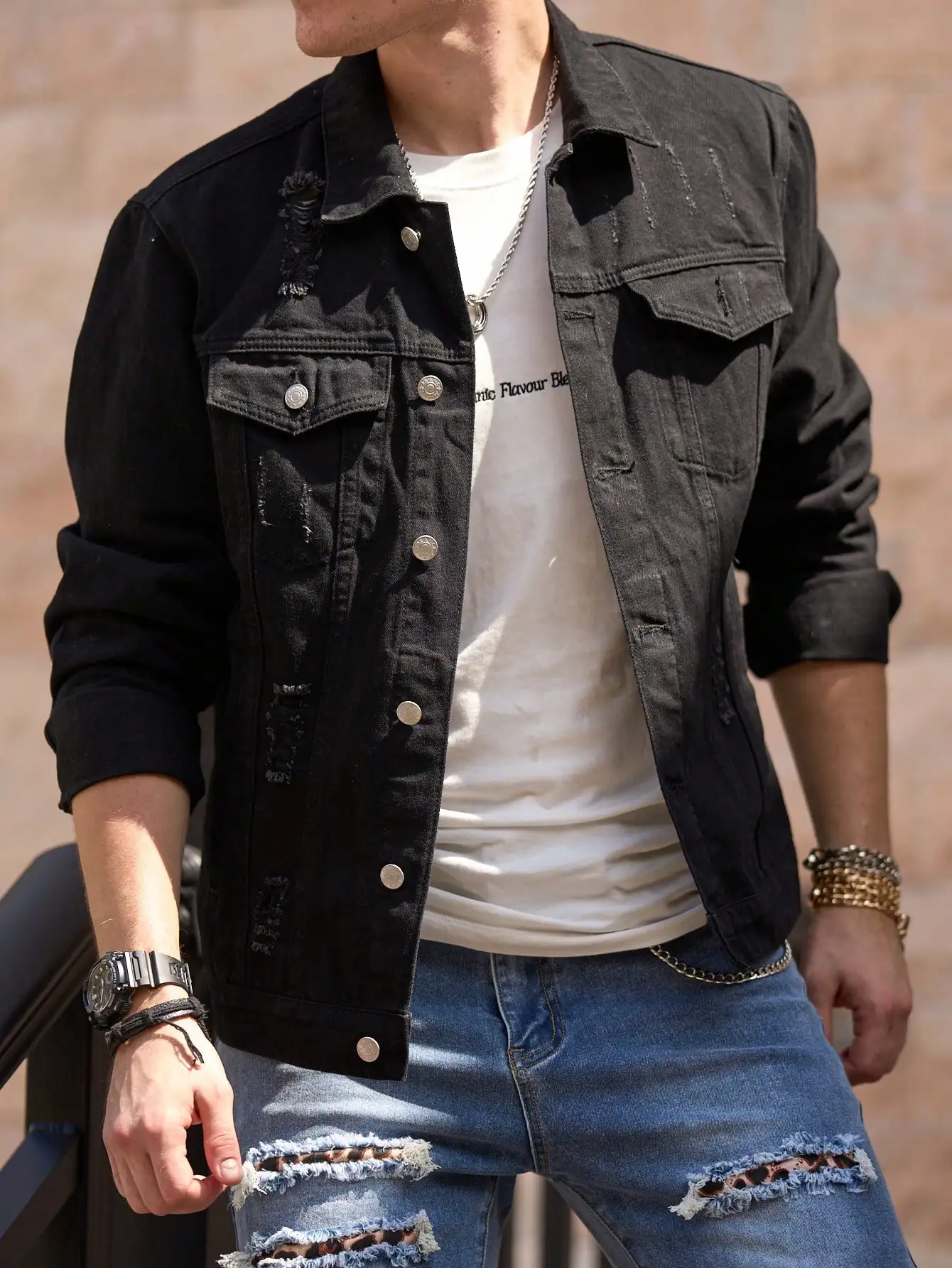 Giacca di jeans da uomo per la primavera e l'autunno, elegante vestibilità slim con dettagli strappati, cappotto corto casual e versatile di lunghezza 。