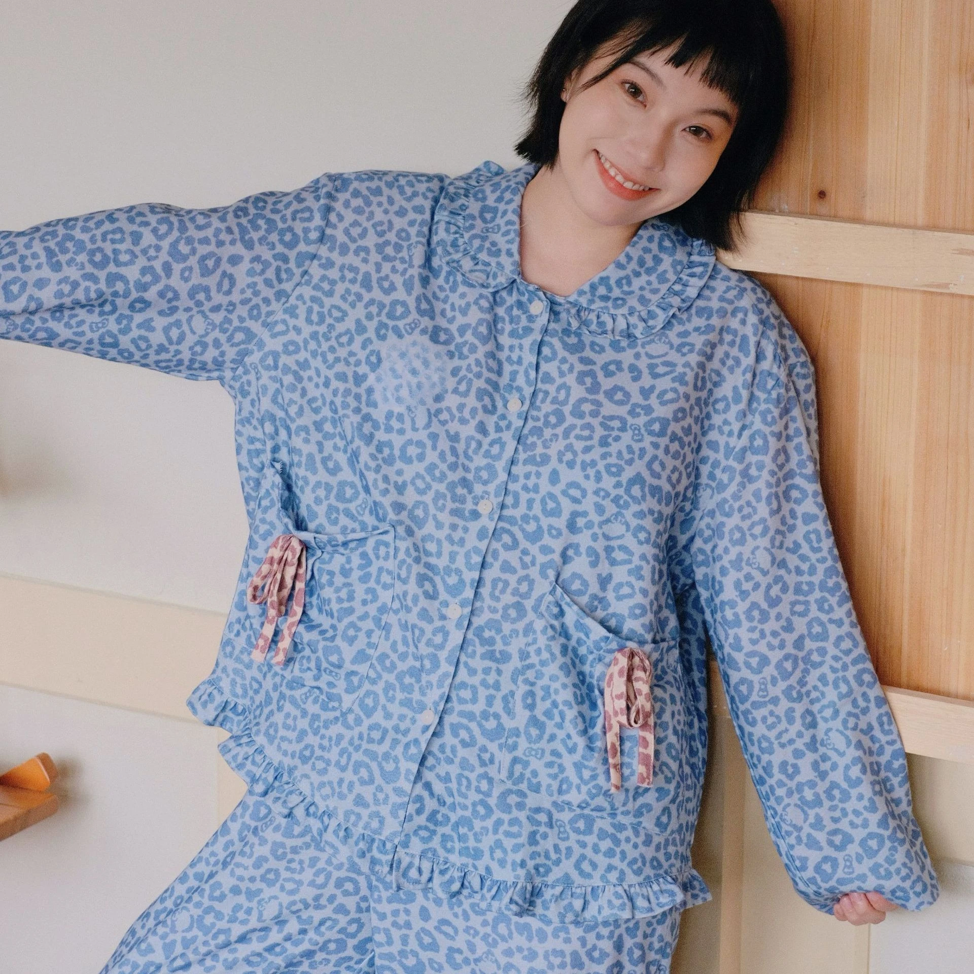 

Мягкий матовый хлопковый пижамный комплект с воротником-стойкой, женский милый синий леопардовый принт, бант, карманы, рюшами по подолу, удобная домашняя одежда для сна