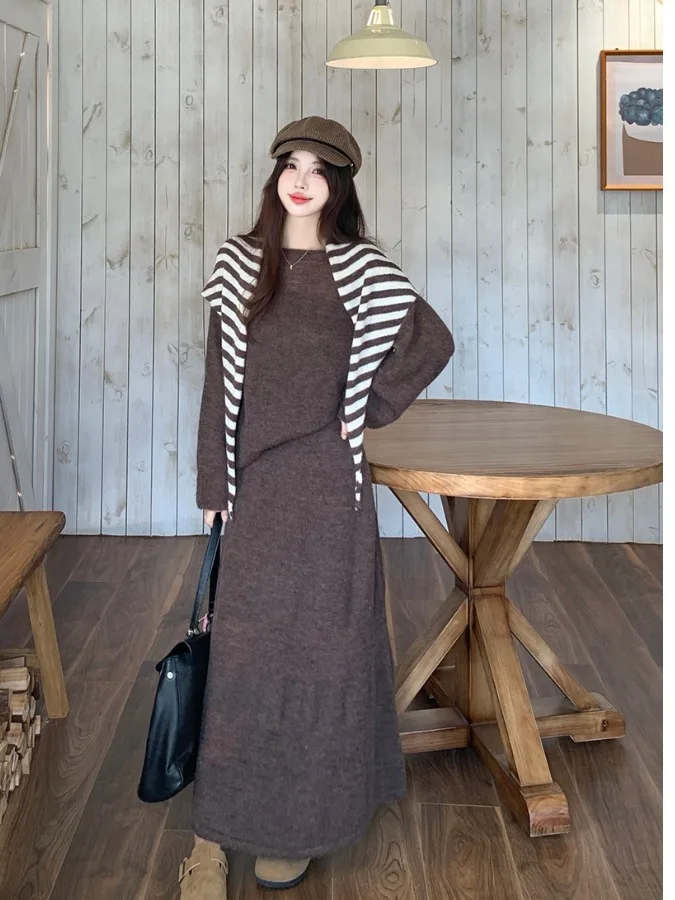 

Комплект из двух предметов: свитер в полоску больших размеров и вязаная юбка с высокой талией, осенний модный корейский стиль