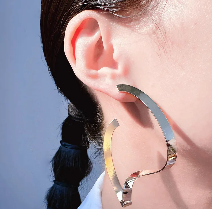 Europe and the United States plateau single product jewelry three-dimensional abstract golden flower earrings peas C-shaped earr