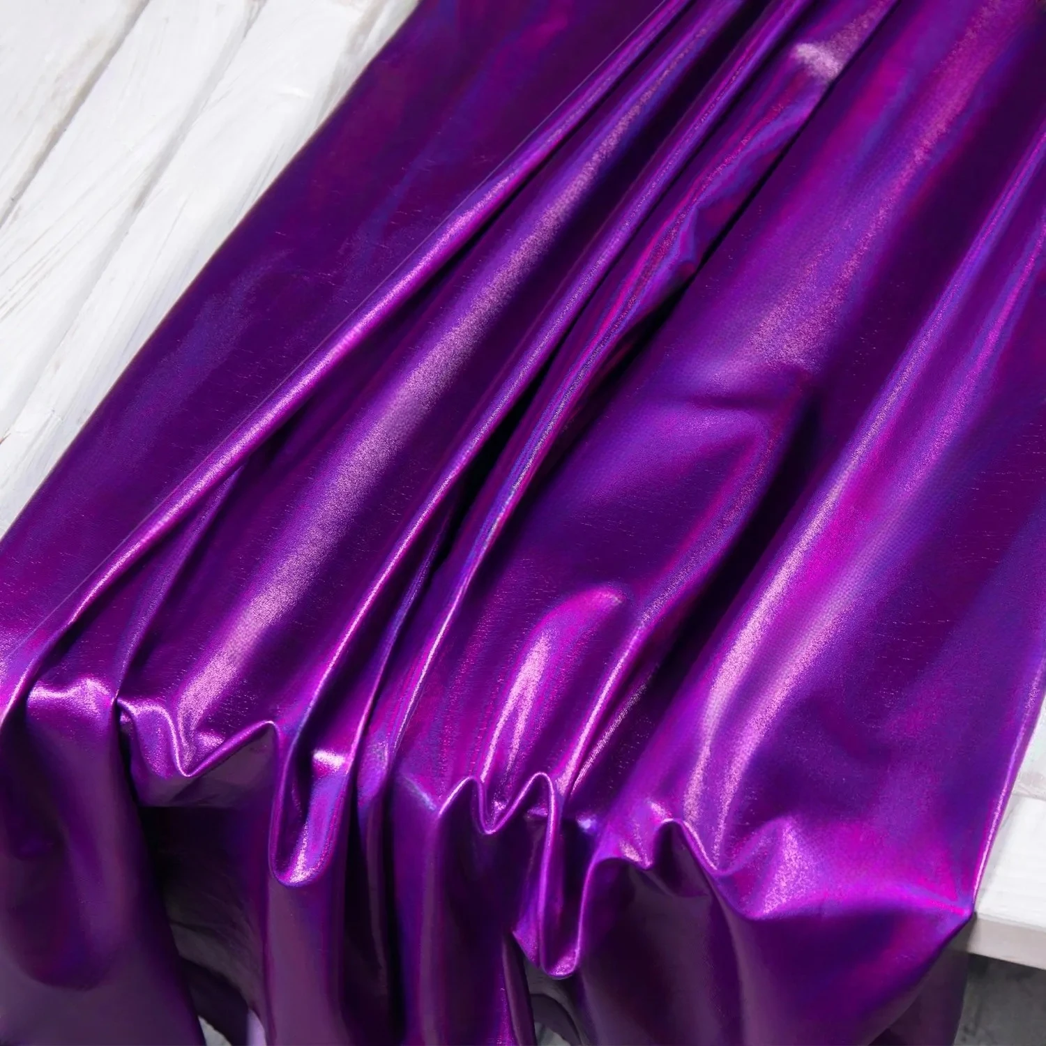 Tessuto Spandex iridescente viola lucido elastico per materiale da cucito fai da te abito da sposa indumento largo 150cm venduto al metro