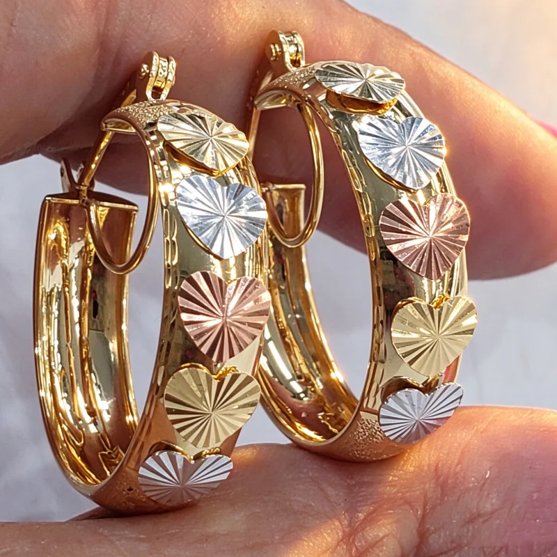 Ein Paar exquisite und elegante, handgeschnitzte herzförmige Ohrringe, das perfekte Geschenk für luxuriöse Feiertage und Geburtstage von Damen – Detail 1