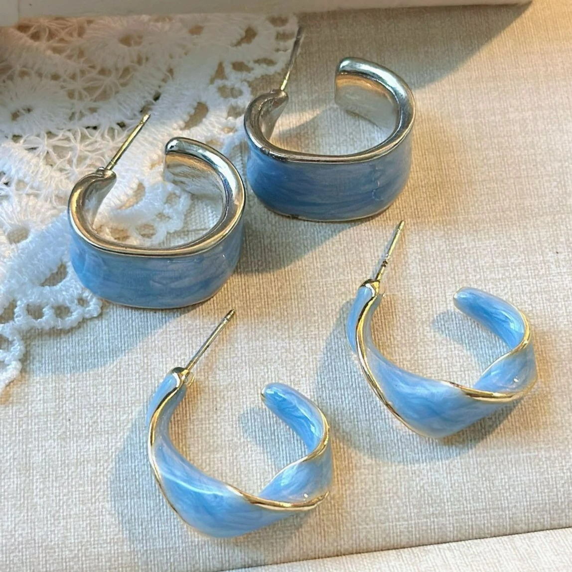 

Fashion Niche Blue Enamel Enamel Studs Twist C-shape Premium Touch Drop Oil Earrings Feminine Earrings Banquet Gift
