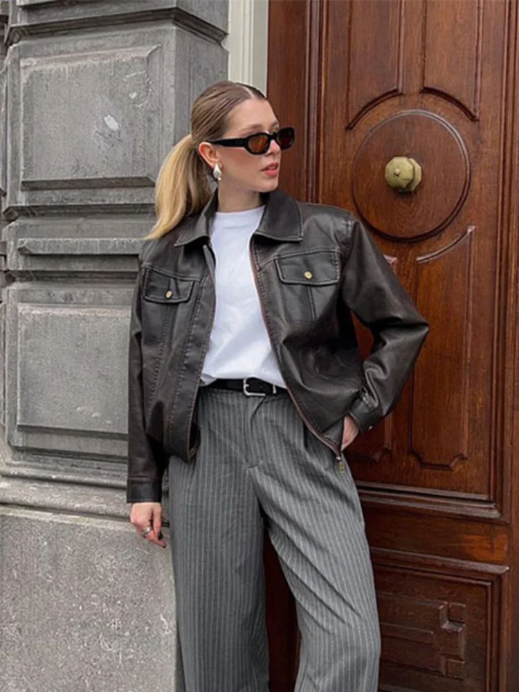 

Женская короткая куртка из искусственной кожи, свободная куртка большого размера из искусственной кожи в стиле ретро, модные байкерские куртки на молнии с лацканами и карманами, 2024