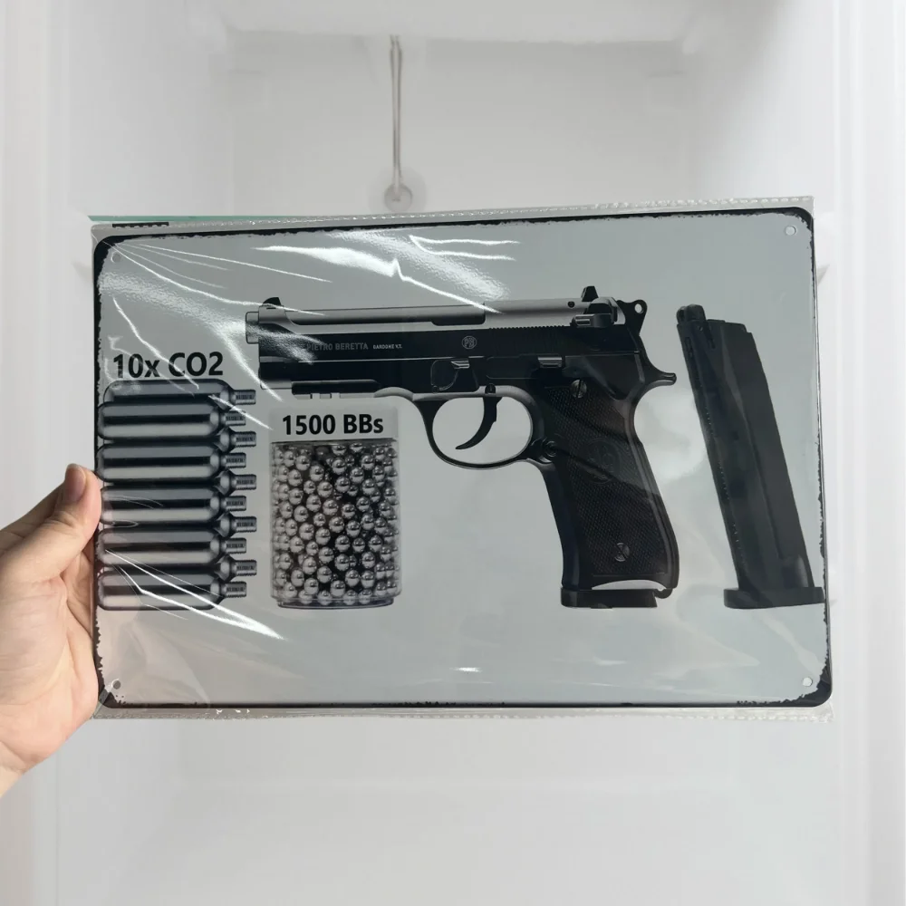 علامة اللوحة القصدير مسدس HD. طراز عتيق، مثالي للمنزل والبار والنادي. يضيف سحرًا إلى ديكور الحائط.