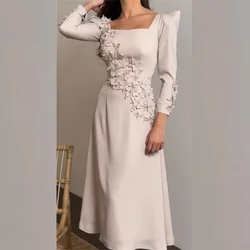 Abiti midi personalizzati in jersey Jiayigong con perline e fiori increspati a trapezio con scollo quadrato su misura