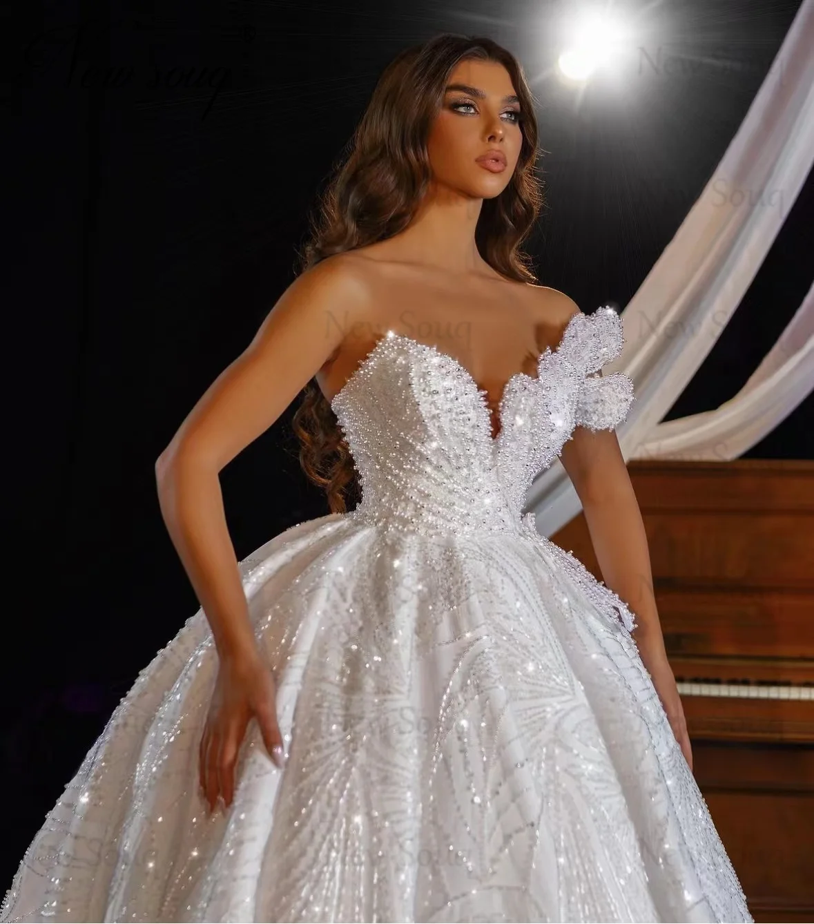 

Dubai Gorgeous White Ball Gown Bridal Gowns Saudi Arabia Beaded Crystals Wedding Dresses Robes De Mariee Couture Bride Dress