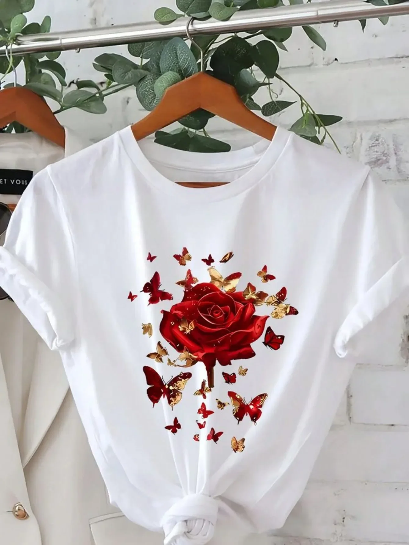 تي شيرت نسائي أبيض مع طباعة جرافيك باللون الأحمر الوردي الذهبي مناسب برقبة دائرية وأكمام قصيرة كاجوال للحفلات الصيفية Y2K