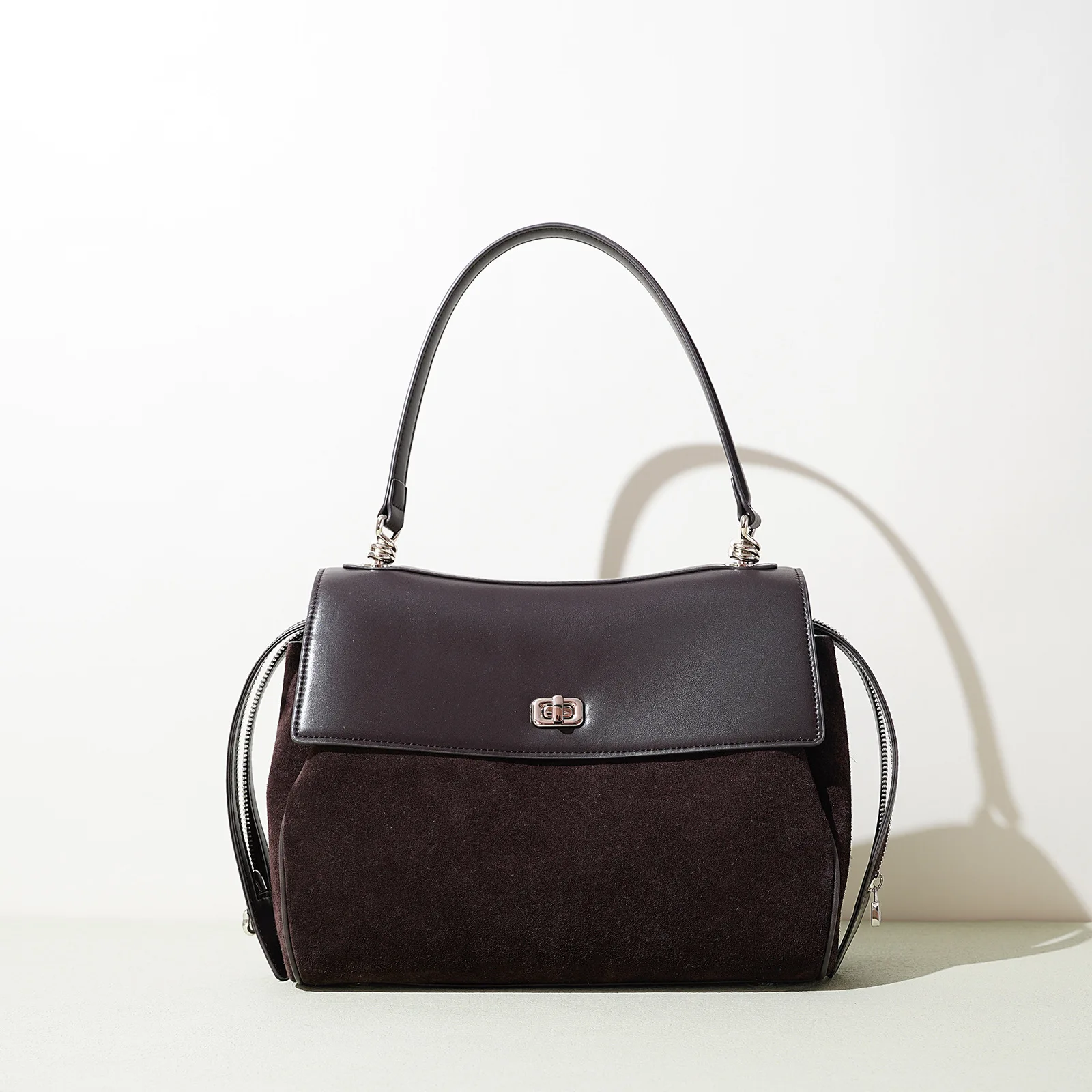 

Минималистичная уникальная женская сумка, которую можно носить как на плече, так и через плечо, однотонная, с логотипом, также может служить стильной сумкой для подгузников.