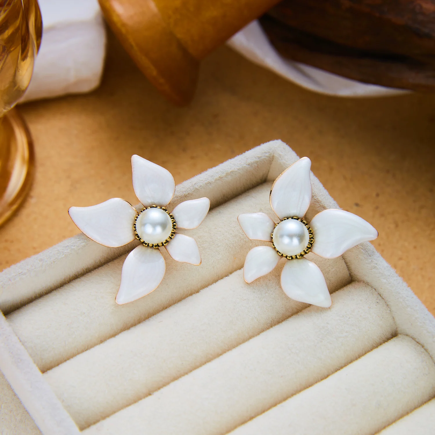 Exquisites Weißes Emaille-Blumen-Armband und Halskette für Damen, Eleganter Perlen-Blumen-Choker, Ring, Modischer Luxus-Schmuck als Geschenk – Detail 7