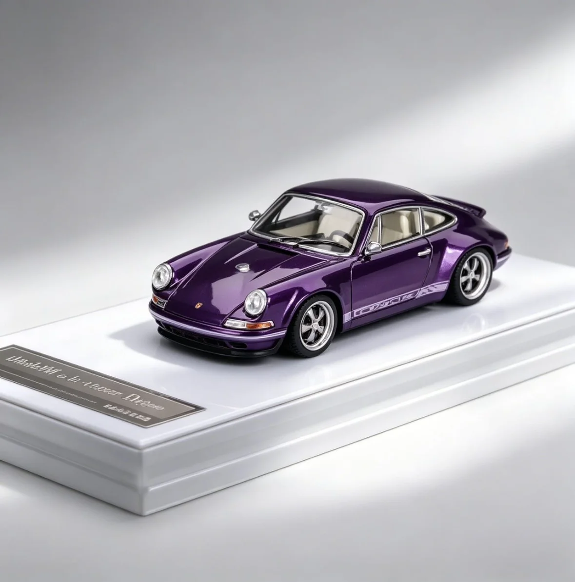 

Коллекционная модель спортивного автомобиля ZINCIT 1:64911 Singer DLS Coupe из сплава