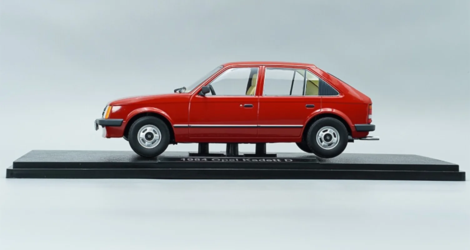 トリプル9 ダイキャスト 1/18スケール オペル合金製モデルカー オペル・カデットD 1984 レッド プレイビークル おもちゃ 男の子向けギフト オリジナルボックス入り