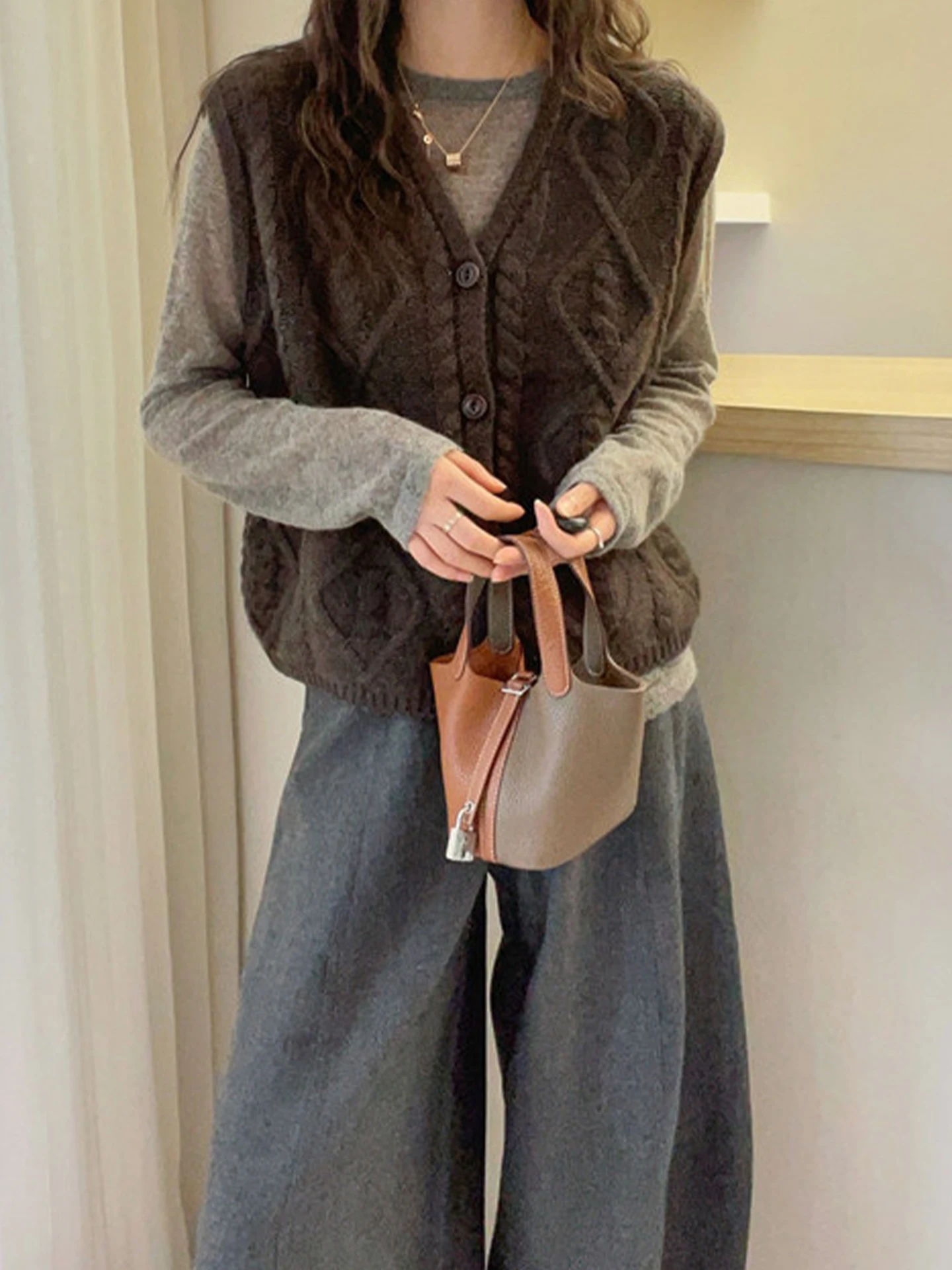 خريف 2025 سترة نسائية ماسية تصميم بسيط الطبقات لون نقي تريكو ملابس خارجية V-ne زر عادي رفيع #3