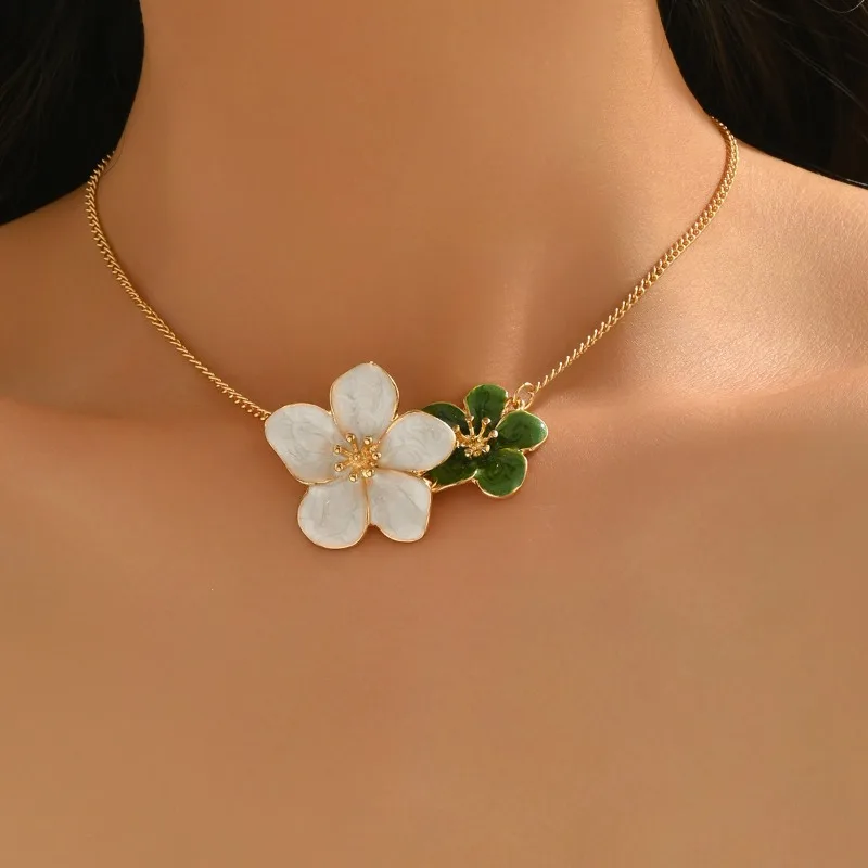 

Retro Three-dimensional Alloy Two-color Flower Pendant Metal Chain Adjustable Necklace for Women Choker Chain