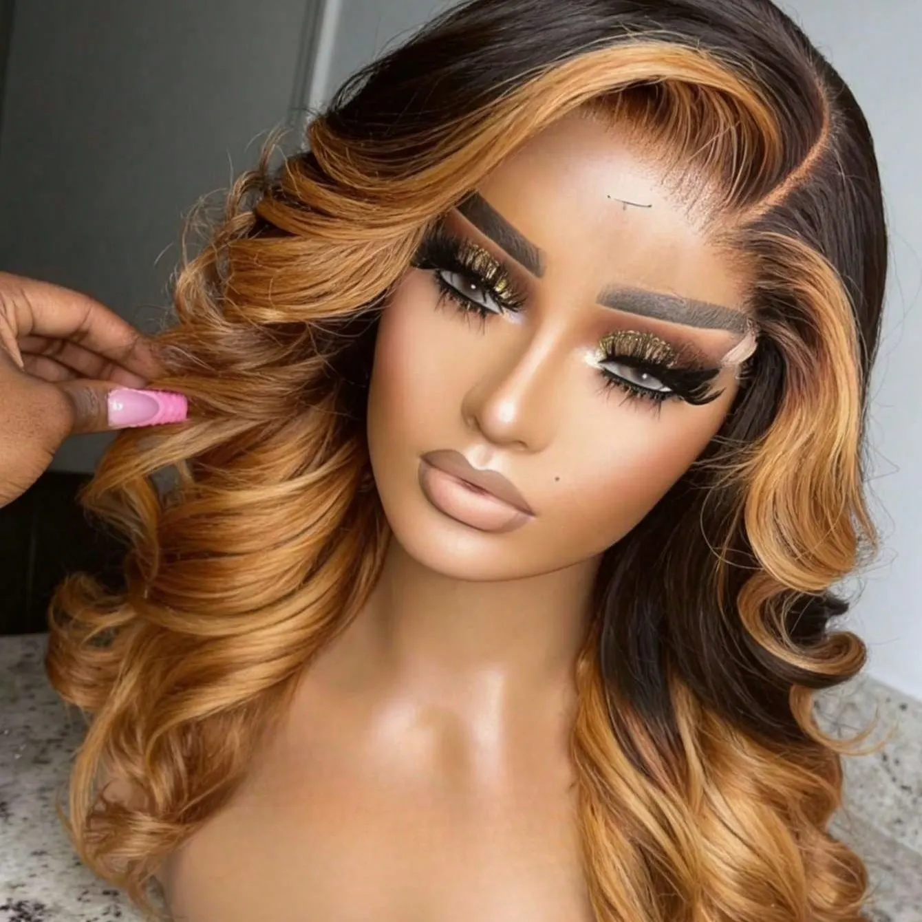 

Парик с кружевной передней частью Highlight Blonde из натуральных волос, плотность 180%, волнистый, 13x4 HD, без клея, с предварительно выщипанными прядями