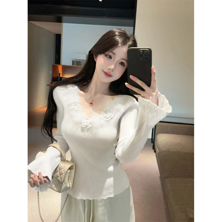 Slim Fit V-Neck Knitted Sweater Floral Patchwork Furry Texture Base Layer Autumn Winter Women's Fashion Design Sense Knitwear