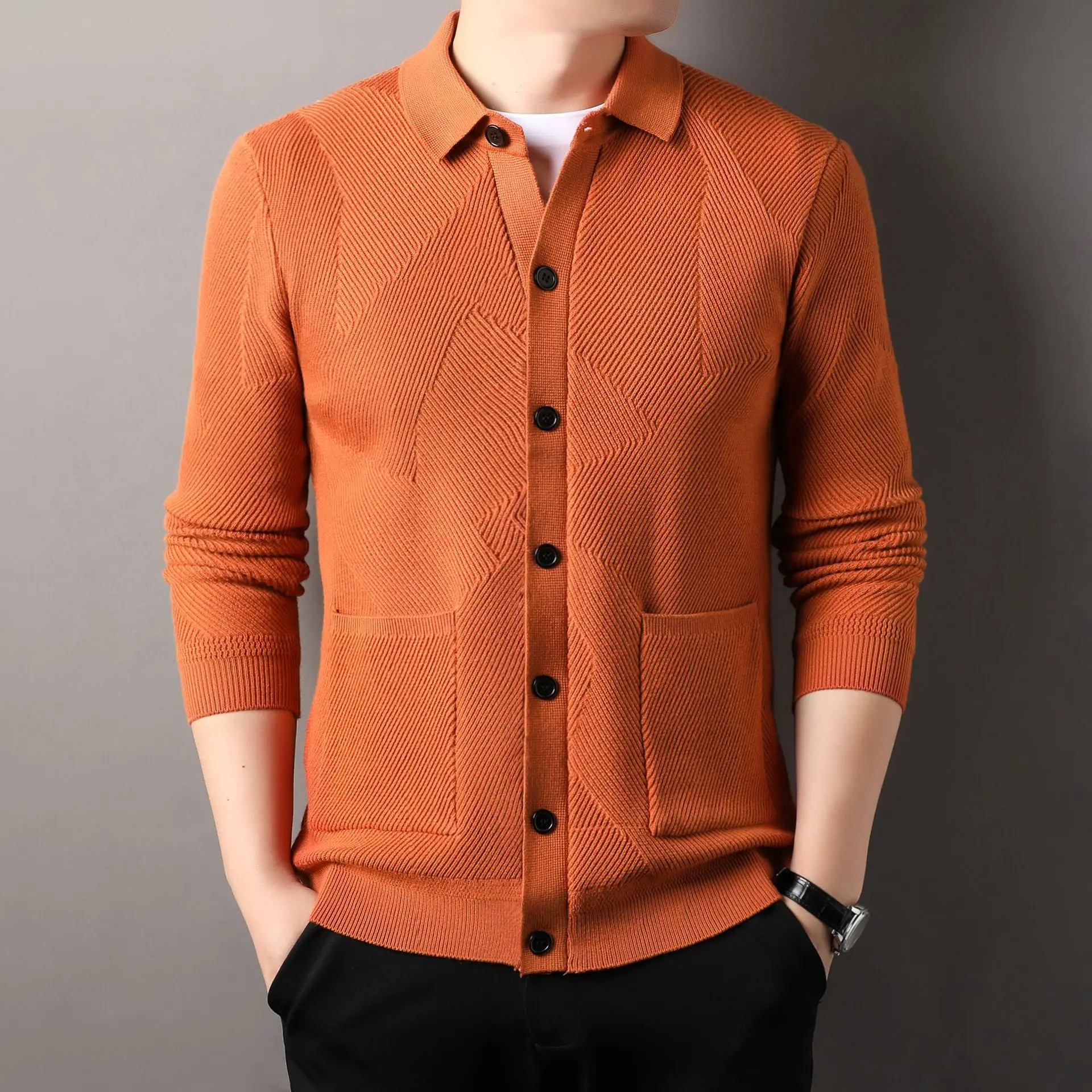 

Новый мужской жаккардовый вязаный кардиган с лацканами, осень-зима, однотонный карман на пуговицах, простой универсальный свитер, куртка, мужская одежда