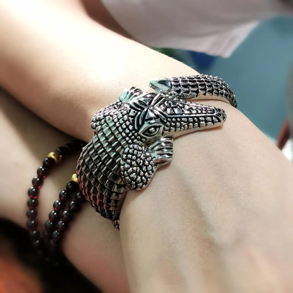 Vintage Alloy Cuff Bangles For Women Statement Metal Crocodile Shaped Bangles Bracelet Ancient Style Fashion Jewelry 2022 New