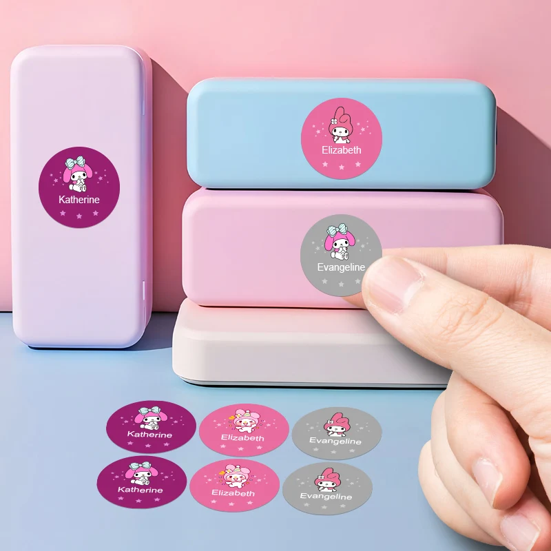 مخصص بلدي ميلودي اسم ملصق الكرتون الشارات ذاتية اللصق PVC ملصقات مقاومة للماء للهاتف ، الغيتار ، لوح التزلج ، مشاريع DIY