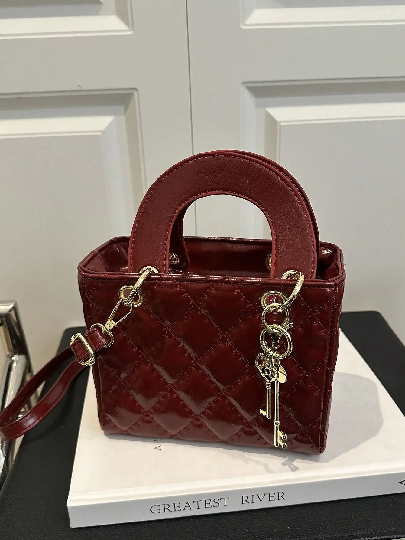 

Бордовая стеганая мини-сумка-тоут с брелоком для ключей, верхней ручкой и регулируемым ремнем