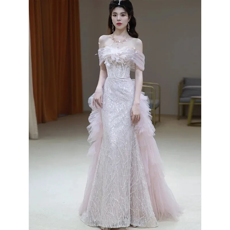 

Платье на одно плечо легкое роскошное для ведущих студентов начальной церемонии.