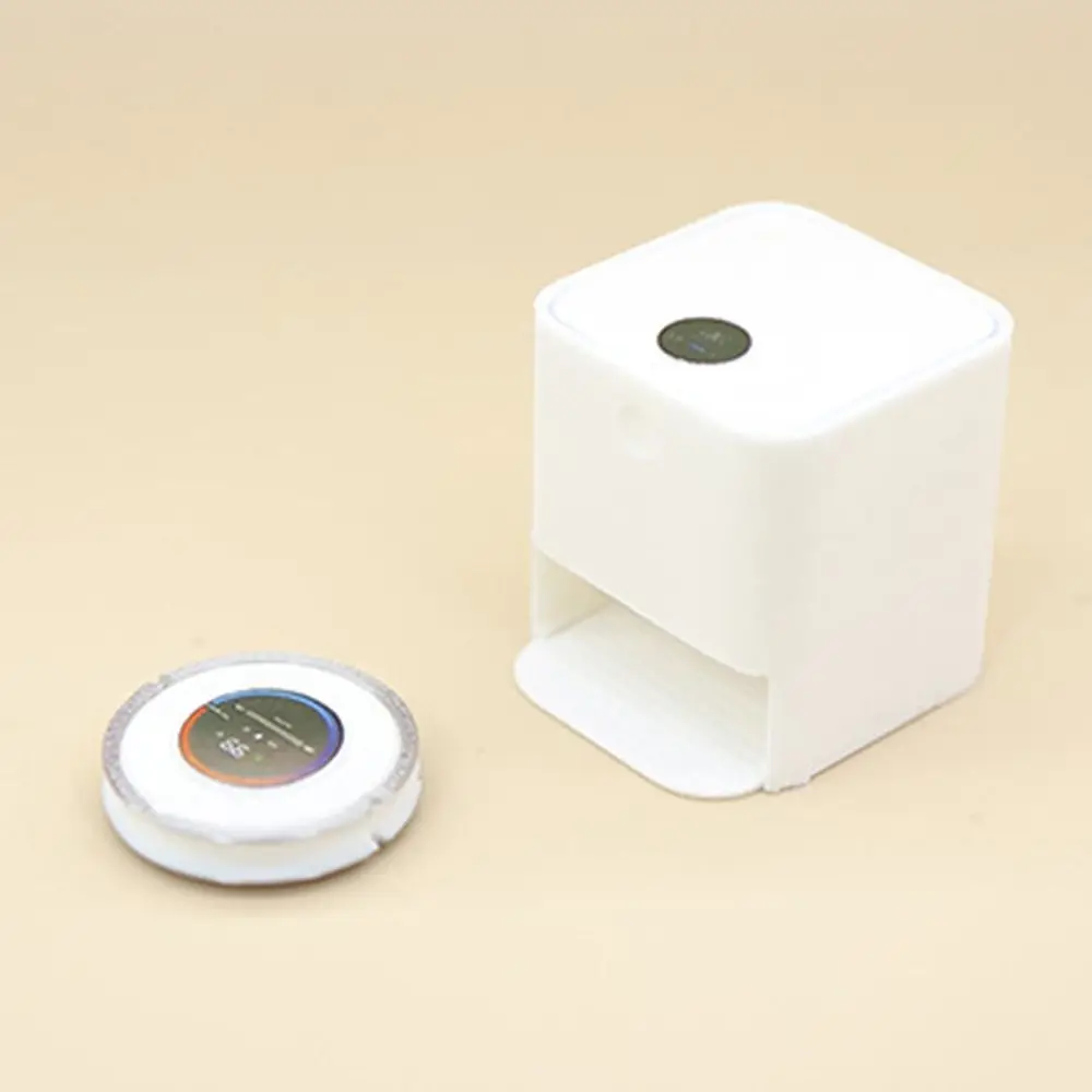 Modello di scena per aspirapolvere robot per casa delle bambole in scala 1:12 Mini aspirapolvere robot bianco che gioca a casa Decorazione micro scena fai da te Casa delle bambole