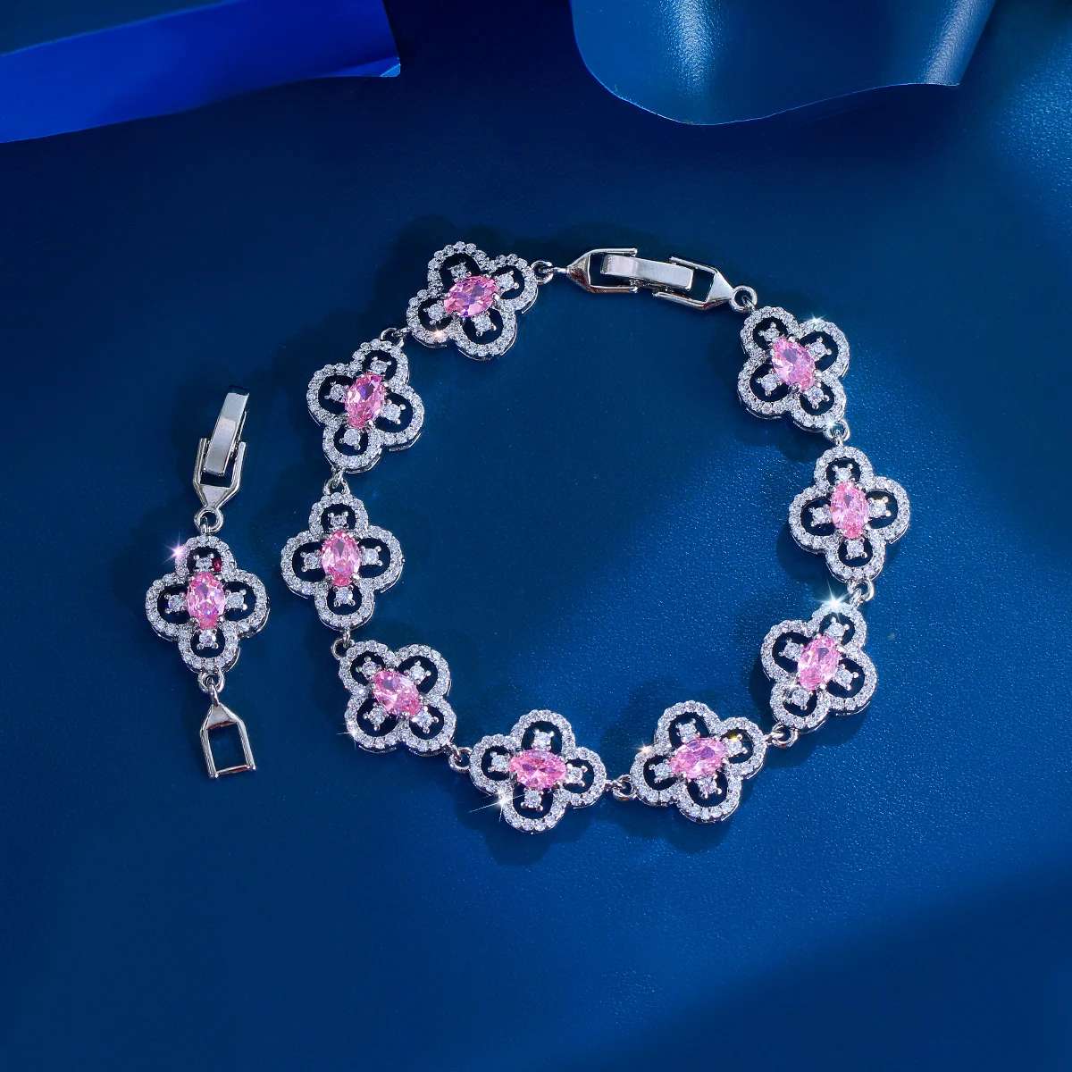 CWWZircons Luxuriöses Gelb-Rosa-Weiß-Blau CZ Großes Vierblättriges Blumen-Tennisarmband für Damen Hochzeit Party Schmuck Großhandel S0282 – Detail 8