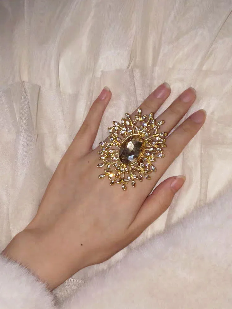 

Exaggerated Faionable Luxury Court Sle Ring with Embedded Oval Rhinestones for Women Flay Index Finger Ring Alloy Material