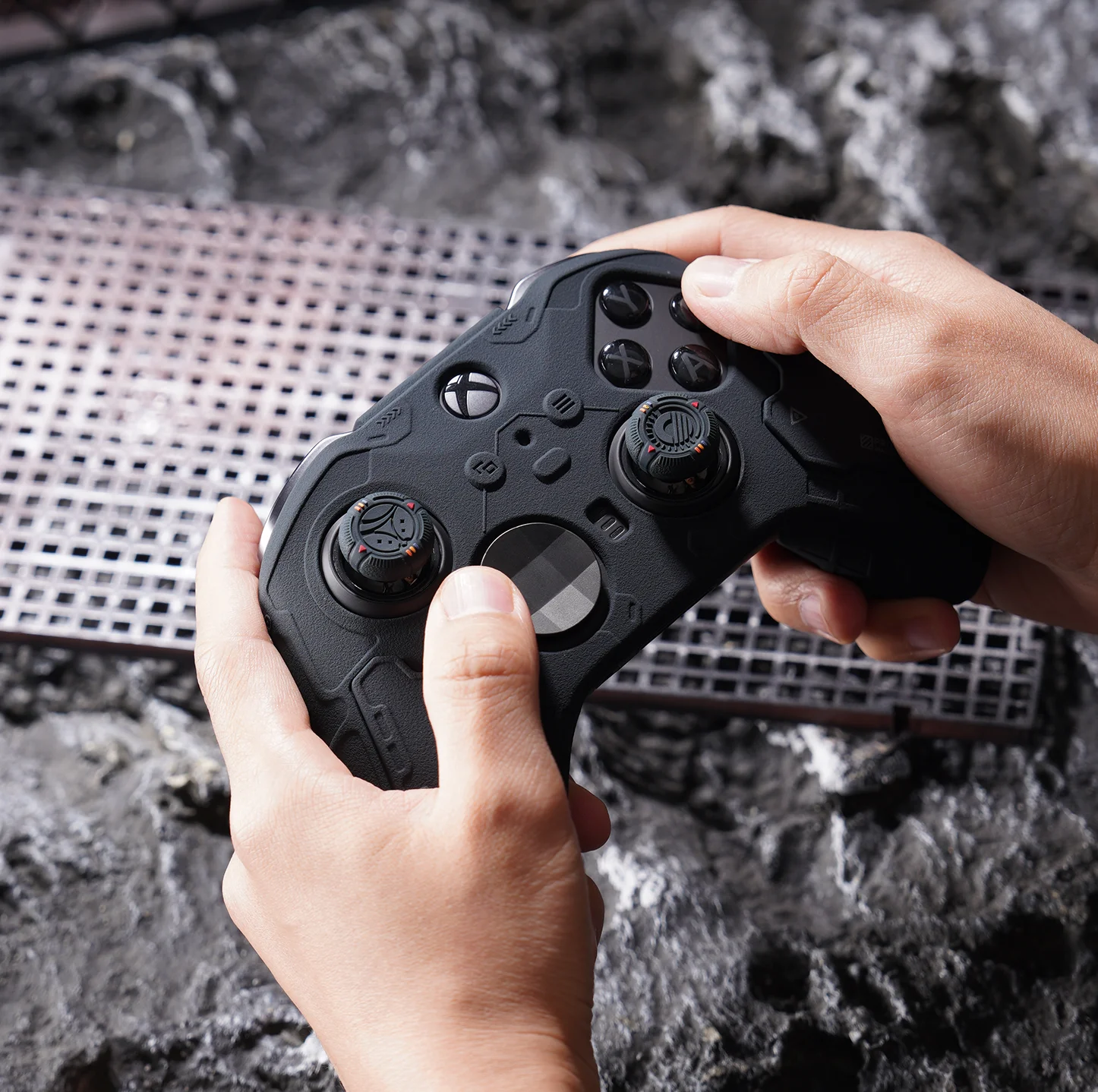 Matowa silikonowa osłonka ochronna na kontroler bezprzewodowy Xbox Elite Series 2/Core, nakładki na joysticki i gałki analogowe. — zdjęcie produktu 3