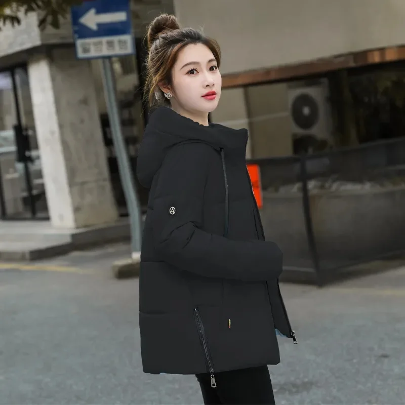 Piumino imbottito in cotone da donna nuova giacca corta invernale con cappuccio da donna sciolto moda Joker studente caldo cappotto imbottito in cotone 2023