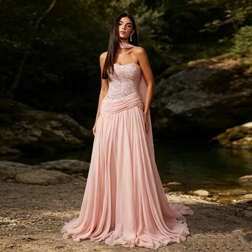 Maßgeschneiderte rosa, aufwendig verzierte, luxuriöse Chiffon-Plissee-Abendkleider mit drapierten Perlen und Pailletten, trägerlos, bodenlang, A-Linie