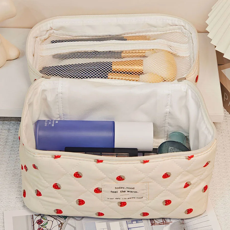 Borsa per il trucco alla fragola Borse per cosmetici da donna Moda portatile carina custodia da viaggio per cosmetici Borsa in cotone trapuntato con cerniera Pu