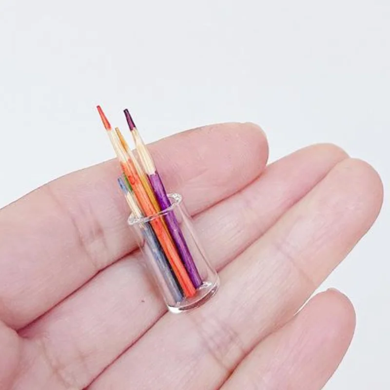 مجموعة واحدة من ملحقات مشهد التعلم لبيت الدمية 1:12 حامل أكواب قلم صغير مصغر لبيت الدمى مع قلم رصاص ملون #1