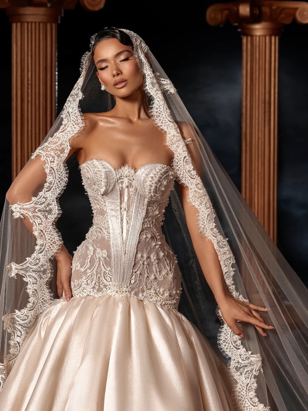 Delicate Pearls Embroidery Satin Bridal Gown Dramatic Mermaid Customized Dreamy Lace Stunning Wedding Dress New Arrival