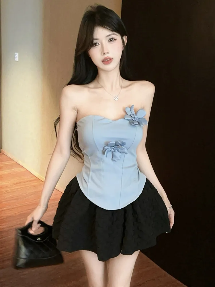 

Романтичный, нежный и сексуальный комплект из двух предметов: утягивающий топ без бретелек с объемными цветами и пышная короткая юбка с высокой талией.