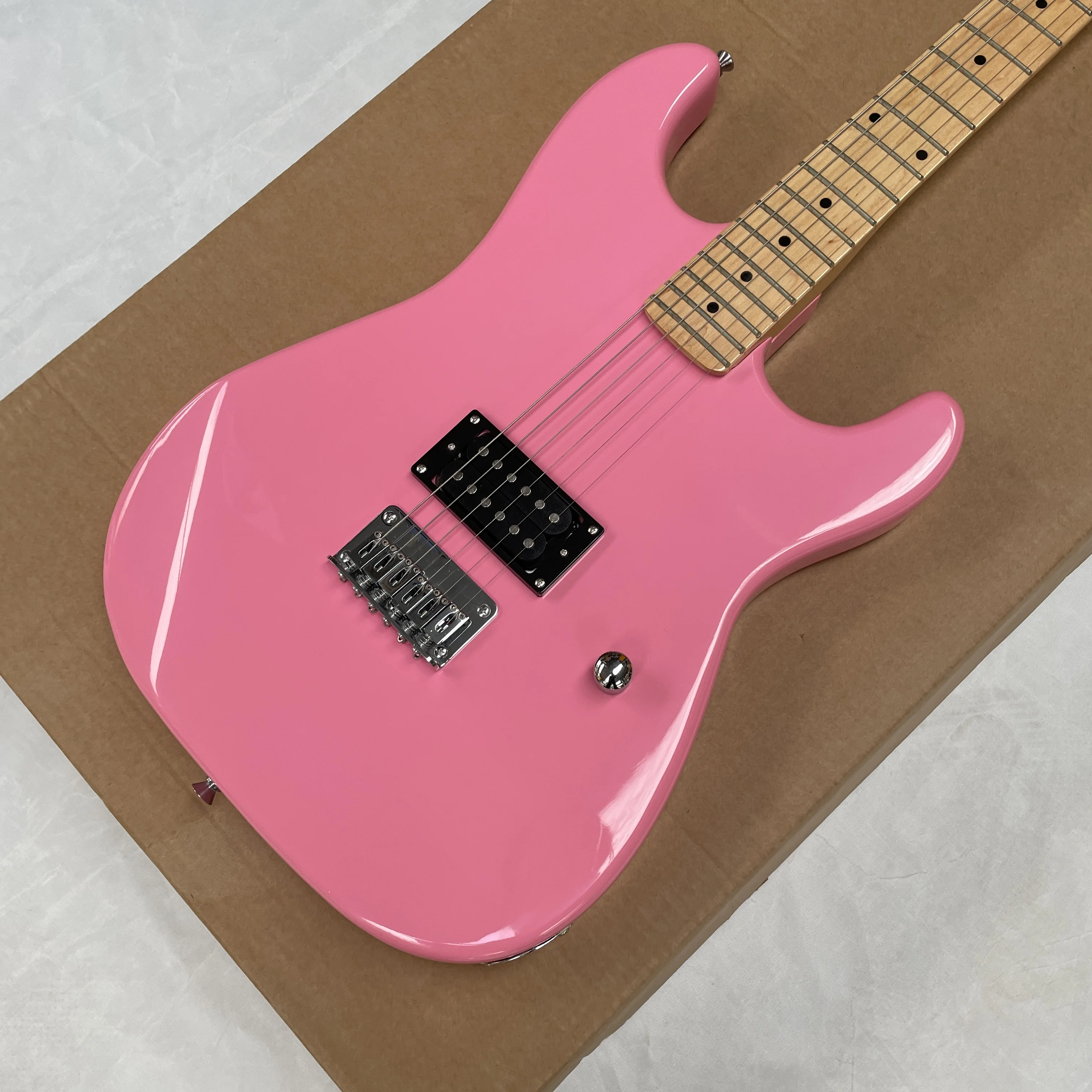 

Совершенно новая ярко-розовая 6-струнная электрогитара с громкозвучающими звукоснимателями типа хамбакер. Идеально подходит для начинающих гитаристов.