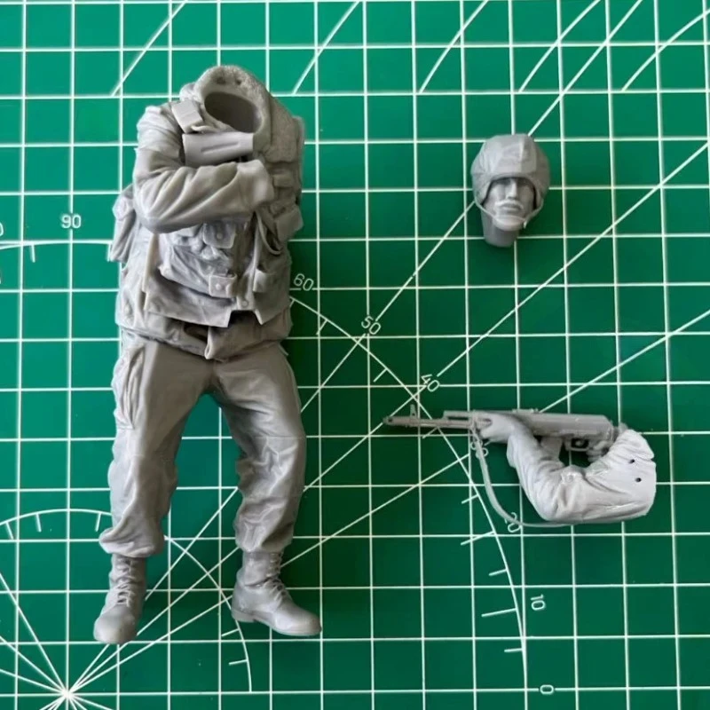 1/16 Scale Die-Cast Resin Figure Model Kit Russian Internal Troops Shooting (No Truck) Unassembled and Unpainted
