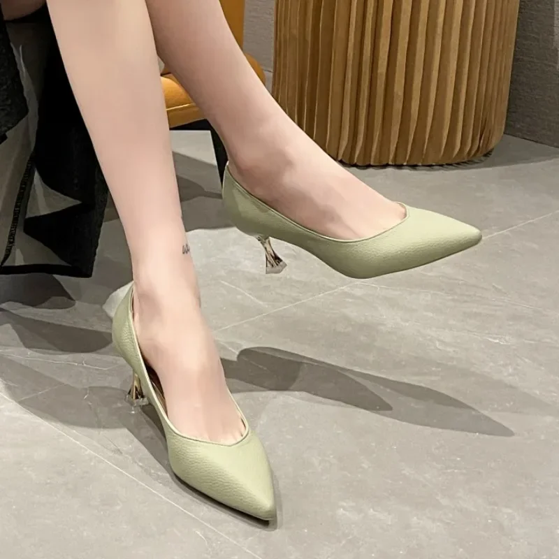 

Новые весенне-осенние черные рабочие туфли на низком каблуке женские универсальные туфли с острым носком во французском стиле женские туфли на плоской подошве