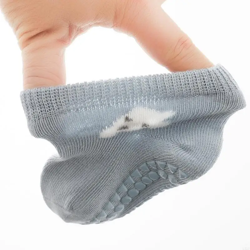 L5YF طقم وسادات الركبة وجوارب الزحف للأطفال الرضع من عمر 0 إلى 4 سنوات جوارب أرضية مضادة للانزلاق لتعلم الزحف للأطفال في #4