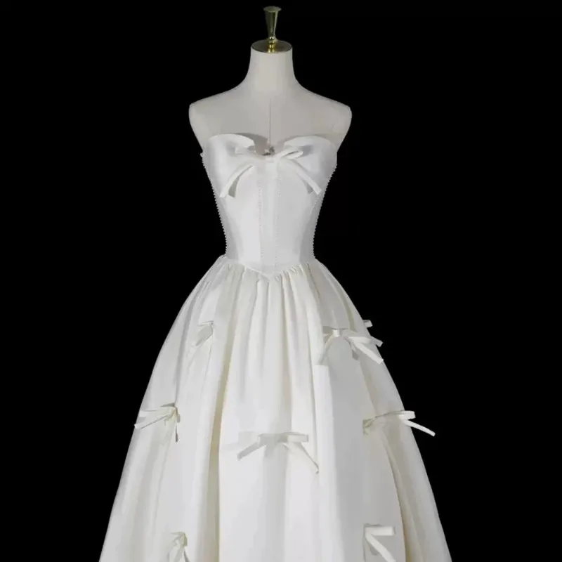 Super unsterbliches französisches Satin-Hochzeitskleid 2026, neues schlichtes Garn, weißes, trägerloses Braut- und Verlobungskleid. Willkommen