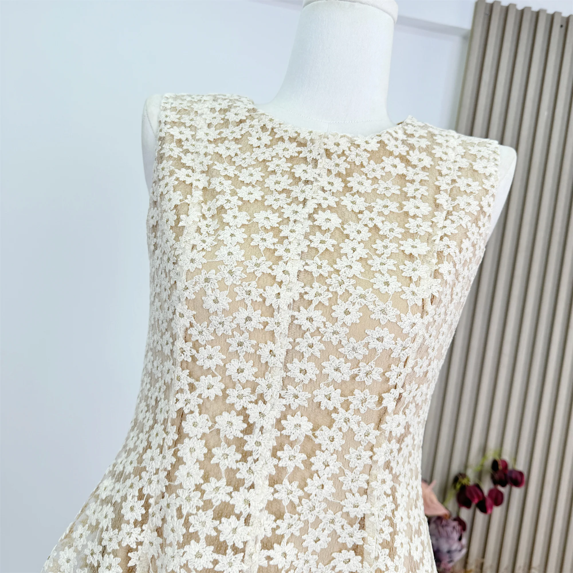 فستان نسائي صيفي أنيق مطرز بالزهور ورقبة دائرية بدون أكمام على شكل حرف A فستان نسائي قصير ضيق للعطلات